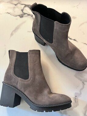 Vince Suede Water Repellent Chelsea Boots in Gray Size 6